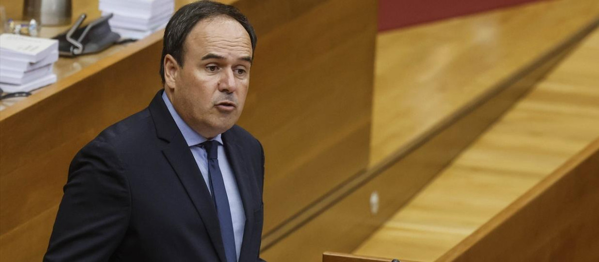 Imagen tomada este lunes del presidente de la Generalitat Valenciana, Juanfran Pérez Llorca, en las Cortes regionales