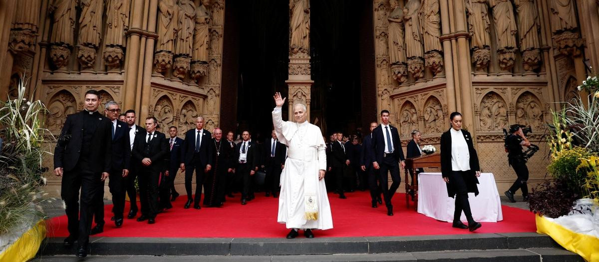 El Papa León XIV, a la salida de la catedral de San Esteban, en Metz