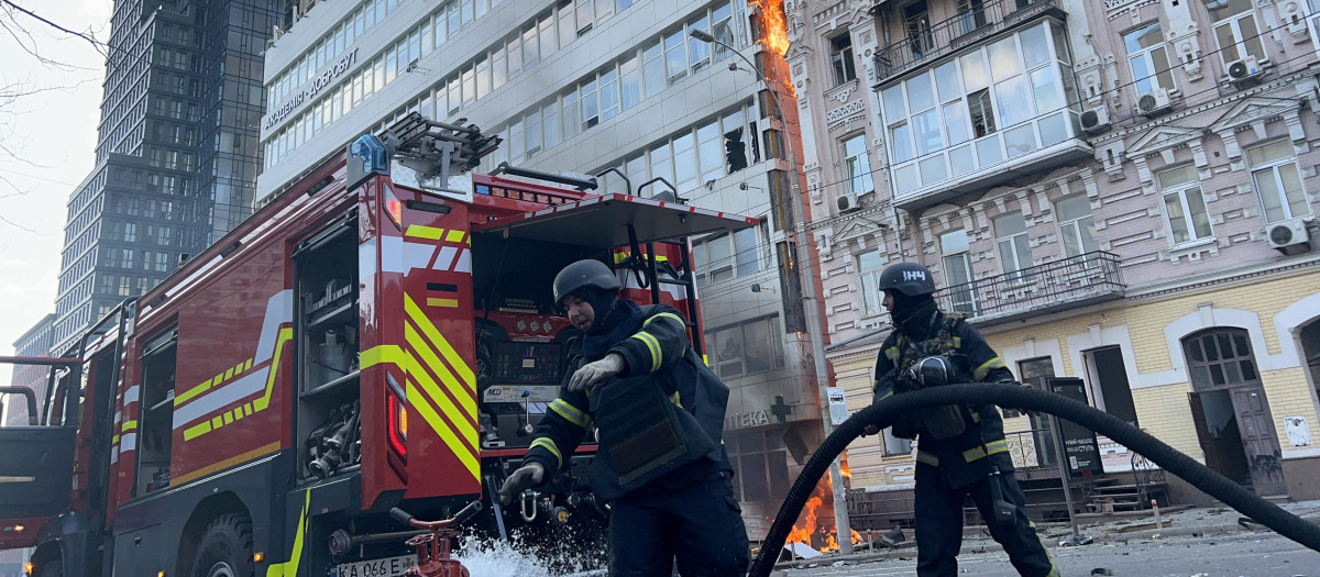 Los bomberos trabajan para extinguir un incendio en el centro médico de Dobrobut tras un ataque aéreo ruso contra Kiev