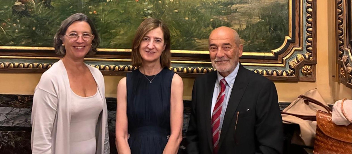 La vicerrectora de la CEU UCH Alicia López, María A. Tormo, de la Fundación ASISA, y el doctor José Tuells, durante su encuentro en Madrid
