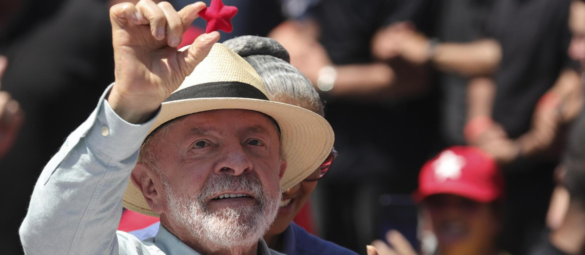 AME706. SÃO PAULO (BRASIL), 26/09/2026.- El presidente de Brasil y candidato a la reelección, Luiz Inácio Lula da Silva, participa durante un acto de campaña este sábado en el barrio São Miguel Paulista, en la zona este de la ciudad de São Paulo (Brasil). EFE/ Sebastião Moreira