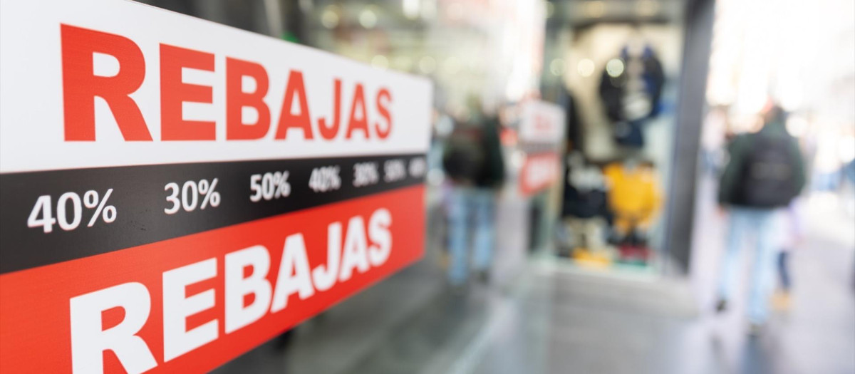 Carteles en un escaparate anuncian la temporada de rebajas.