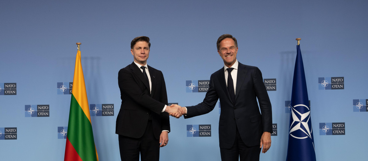 El secretario general de la OTAN, Mark Rutte, junto al primer ministro lituano, Mindaugas Sinkevičius