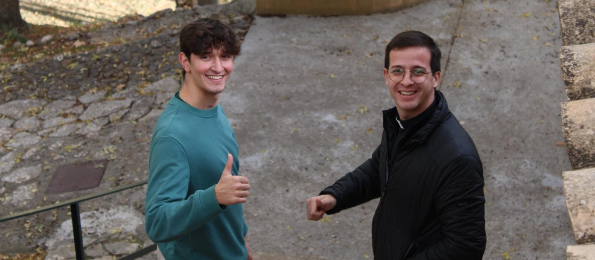 Juan Bausà, a la derecha, el joven cura con cinco parroquias en Mallorca