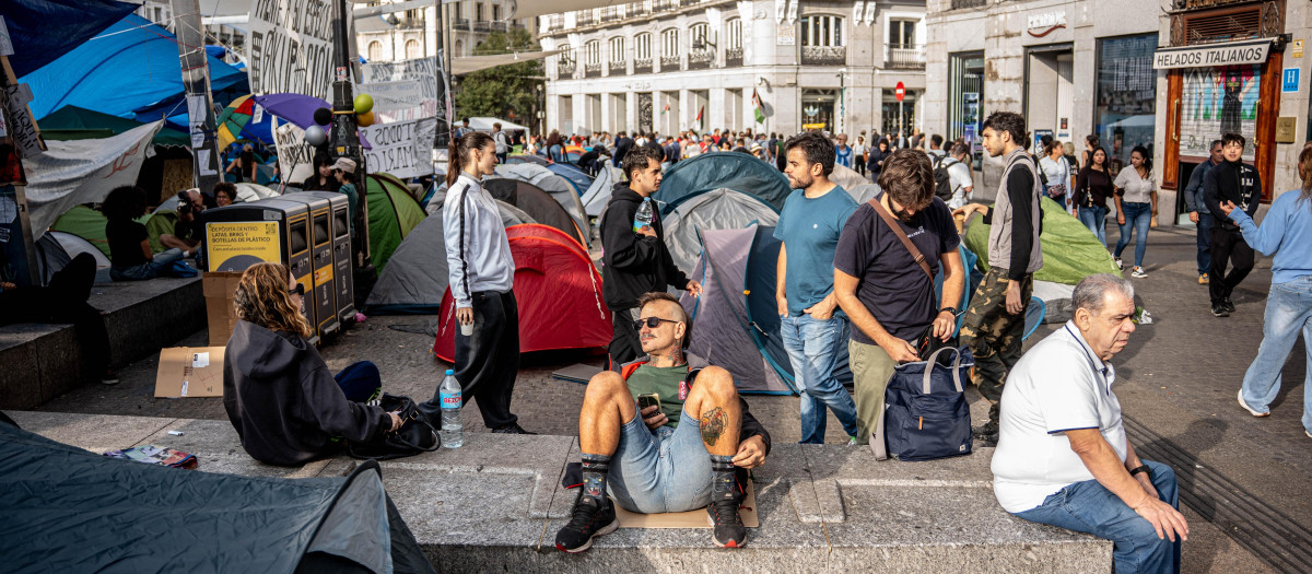 Decenas de personas continúan en la acampada por el ‘Decreto Maricarmen’ en la Puerta del Sol, a 29 de septiembre de 2026