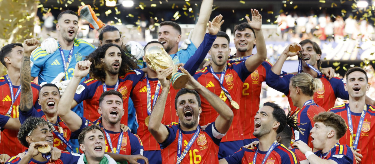 Rodri Hernández levanta al cielo de Nueva York la Copa del Mundo
