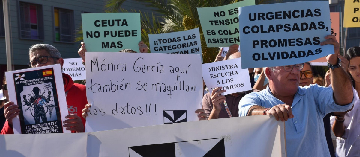 Sanitarios durante una concentración para protestar por el colapso del sistema, a las puertas del Hospital Universitario de Ceuta