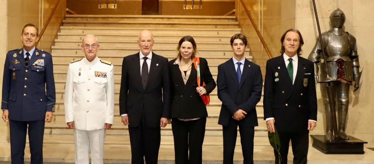 La presentación del libro de Kitín muñoz contó con la asistencia del Rey Simeón de Bulgaria; el Jefe de Estado Mayor de la Defensa, almirante general Teodoro López Calderón; el Jefe de Estado Mayor del Ejército del Aire, Francisco Braco y Carbó; la princesa Kalina de Bulgaria y su hijo, Simeón Hassan