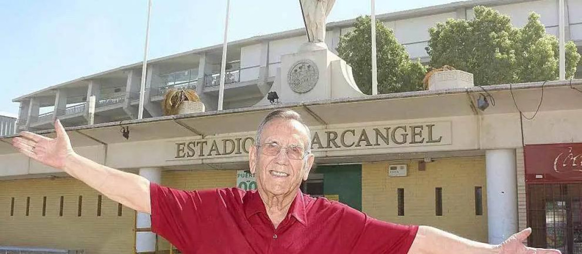 Rafael Campanero posando junto a su amado estadio