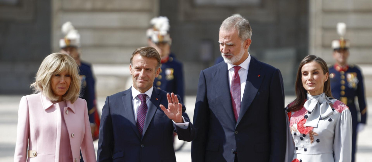 Los Reyes con el presidente de Francia y su esposa, este martes en el Palacio Real