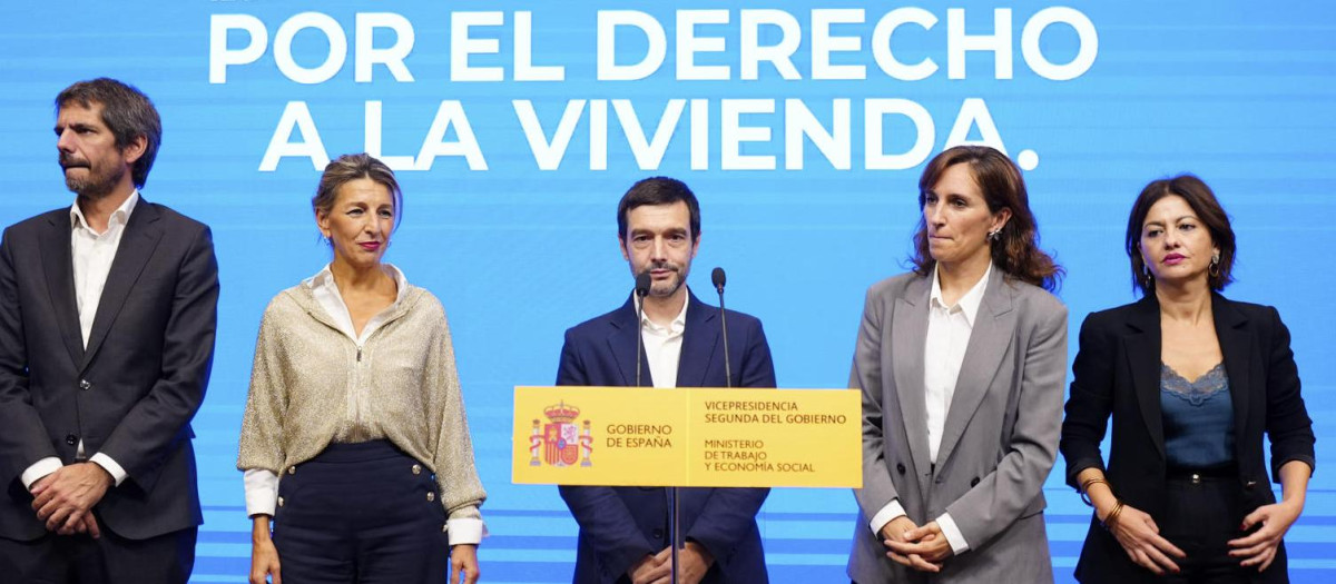 Los ministros de Sumar, en la rueda de prensa alternativa tras el Consejo de Ministros.