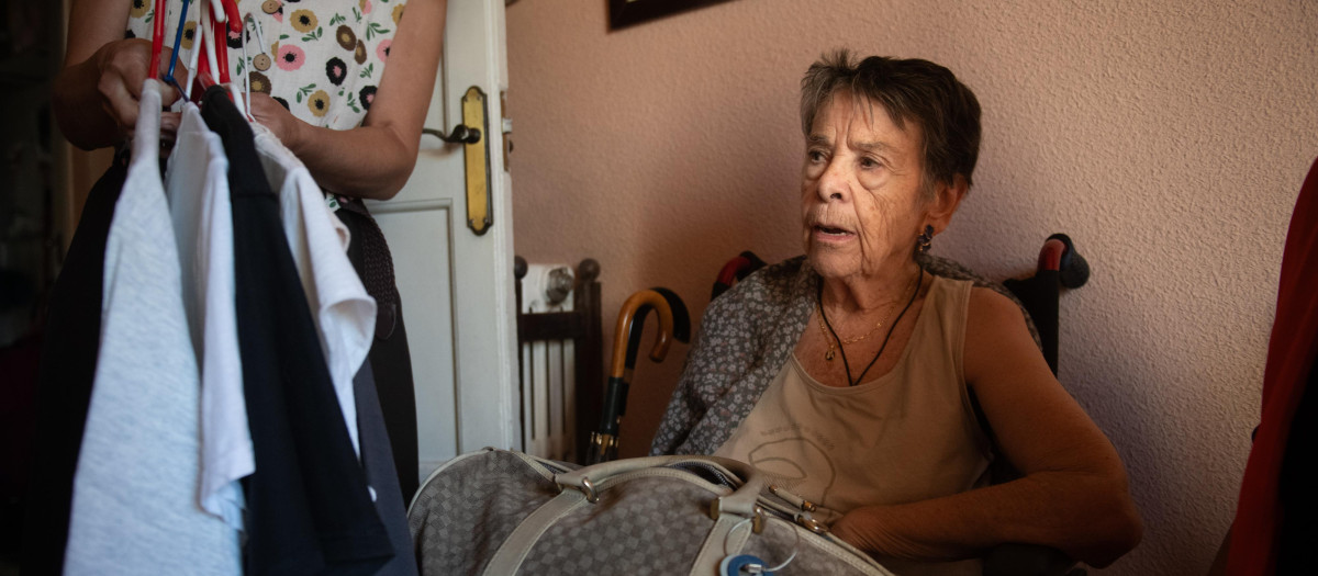 Maricarmen, una vecina de 87 años de Retiro, es desahuciada de su casa