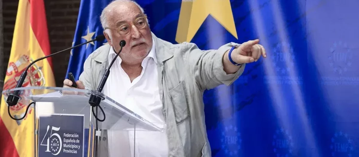 Pere Navarro en el transcurso de una rueda de prensa