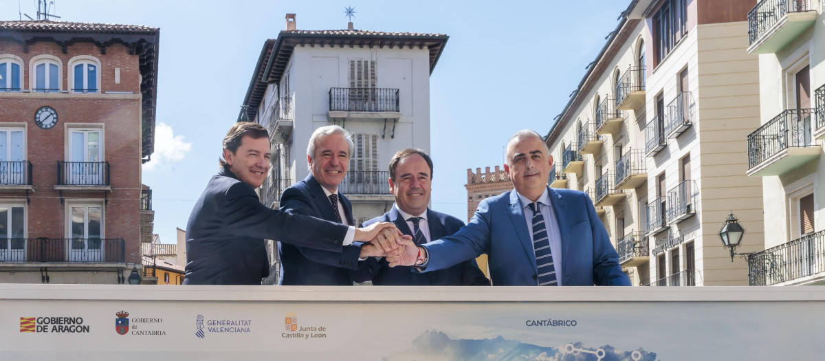 El presidente de la Junta de Castilla y León, Alfonso Fernández Mañueco, con sus homólogos de Aragón, Jorge Azcón, y de la Comunidad Valenciana, Juan Francisco Pérez Llorca, y al consejero de Fomento, Vivienda, Ordenación del Territorio y Medio Ambiente del Gobierno de Cantabria, Roberto Media Sainz,
