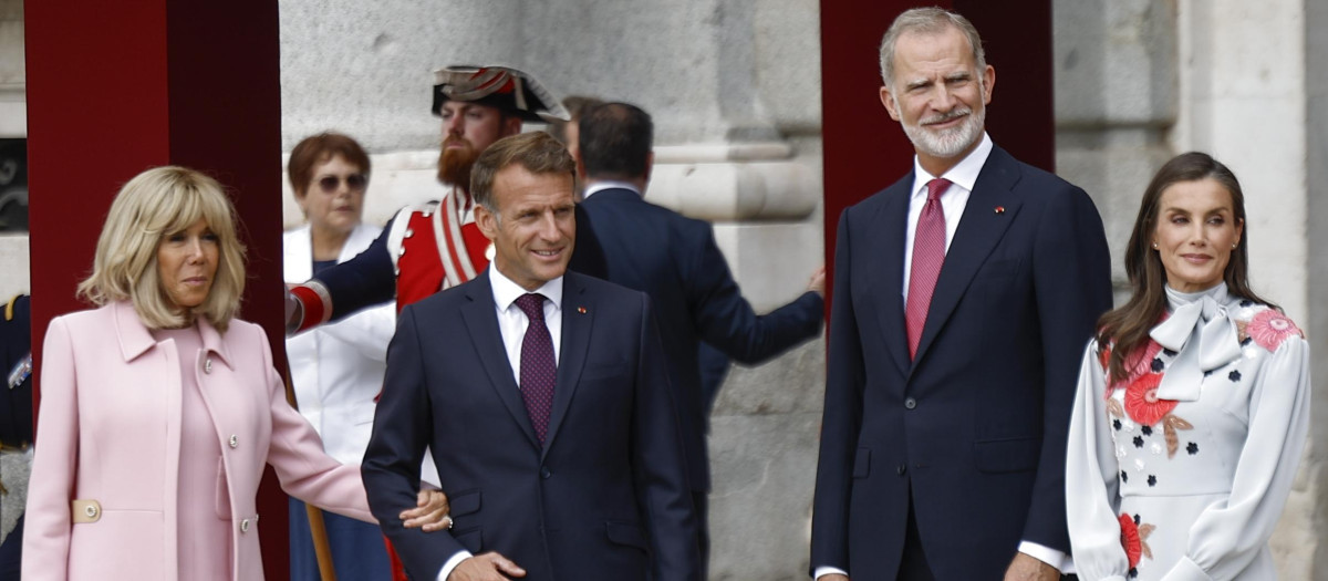 Spanish King Felipe VI and Queen Letizia with France President Emmanuel Macron and wife Brigitte Macron during a official ceremony for France President on occasion his official visit to Spain in RoyalPalace in Madrid on Tuesday, 29 September 2026.