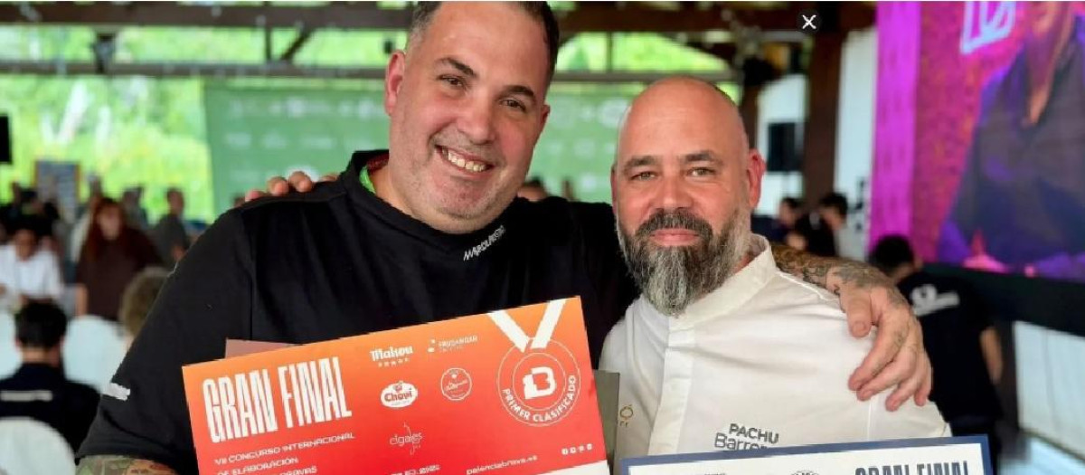 Momento de la recepción del premio que le entregan al cocinero Pachu Barrera