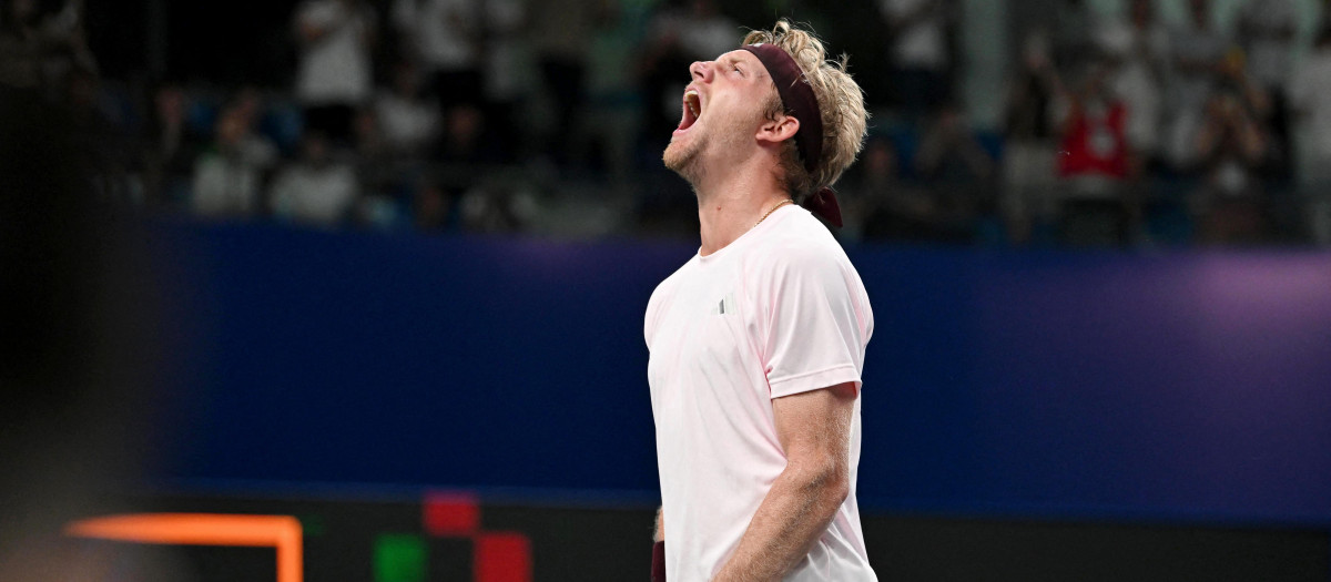 Alejandro Davidovich celebra el título en el ATP 250 de Chengdú