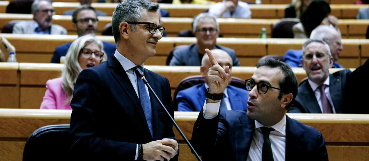 El ministro de Presidencia, Félix Bolaños (i), interviene en presencia del ministro de Economía, Carlos Cuerpo, durante la Sesión de Control del pleno del Senado este martes