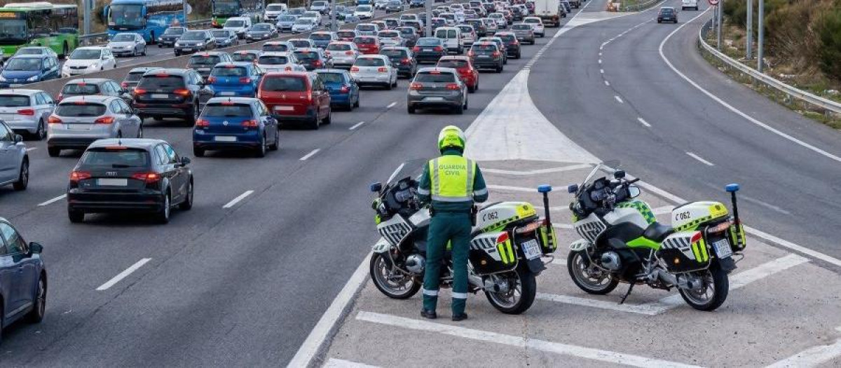 Agentes de la Guardia Civil vigilan la entrada a Madrid