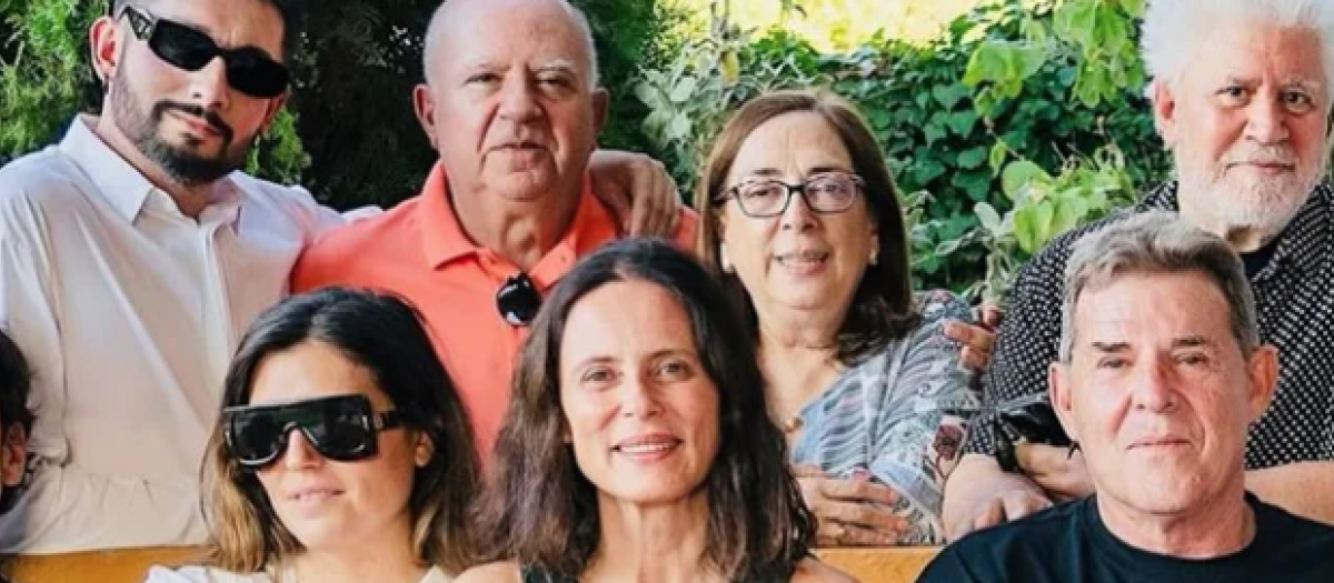 Pedro Almodóvar junto a sus amigos, en su finca