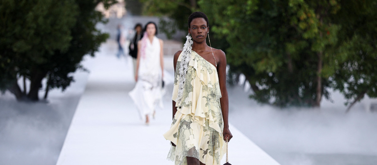 Una de las modelos de Christian Dior en el desfile de París