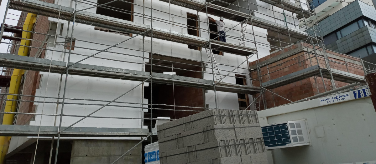 Edificio del IBAVI en construcción en Ibiza.