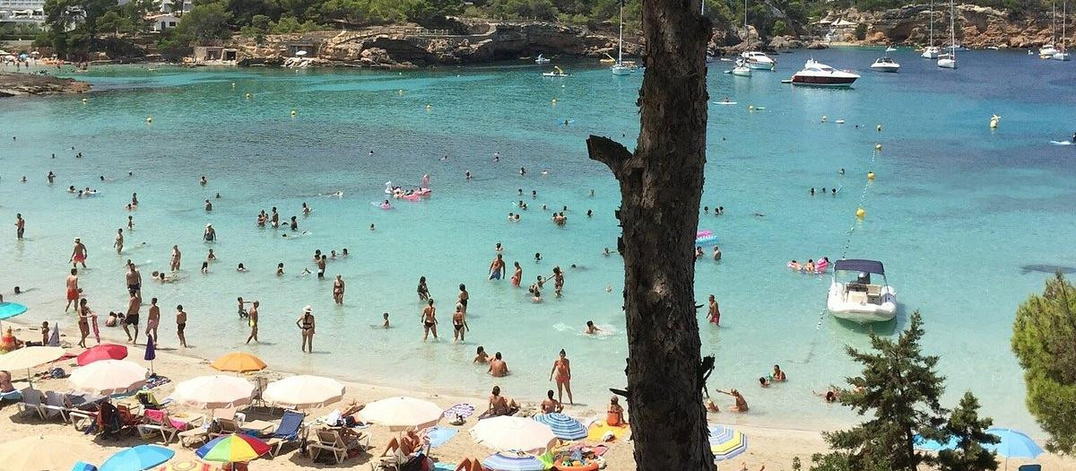 Vista de la playa de S'Arenal Gros, en Sant Joan de Labritja.