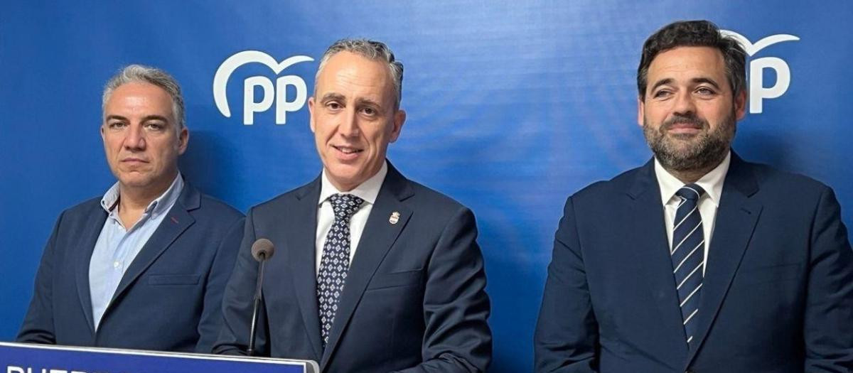 El alcalde de Puertollano, Miguel Ángel Ruiz, junto al vicesecretario nacional del PP, Elías Bendodo, y del presidente del PP de Castilla La Mancha, Paco Núñez