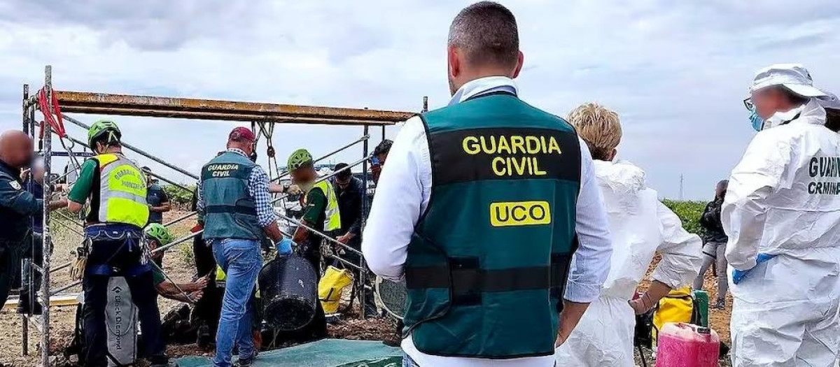Guardias civiles proceden a revisar el interior del pozo en la investigación de los crímenes de Juan Miguel Isla y de Jesús María González Borrajo