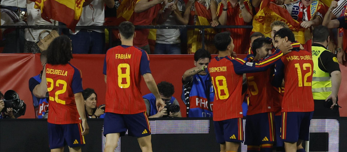 Los jugadores de la selección española celebran un gol en el Sánchez-Pizjuán