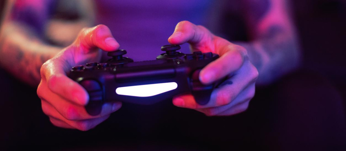 Una persona juega a una videoconsola, en una imagen de recurso