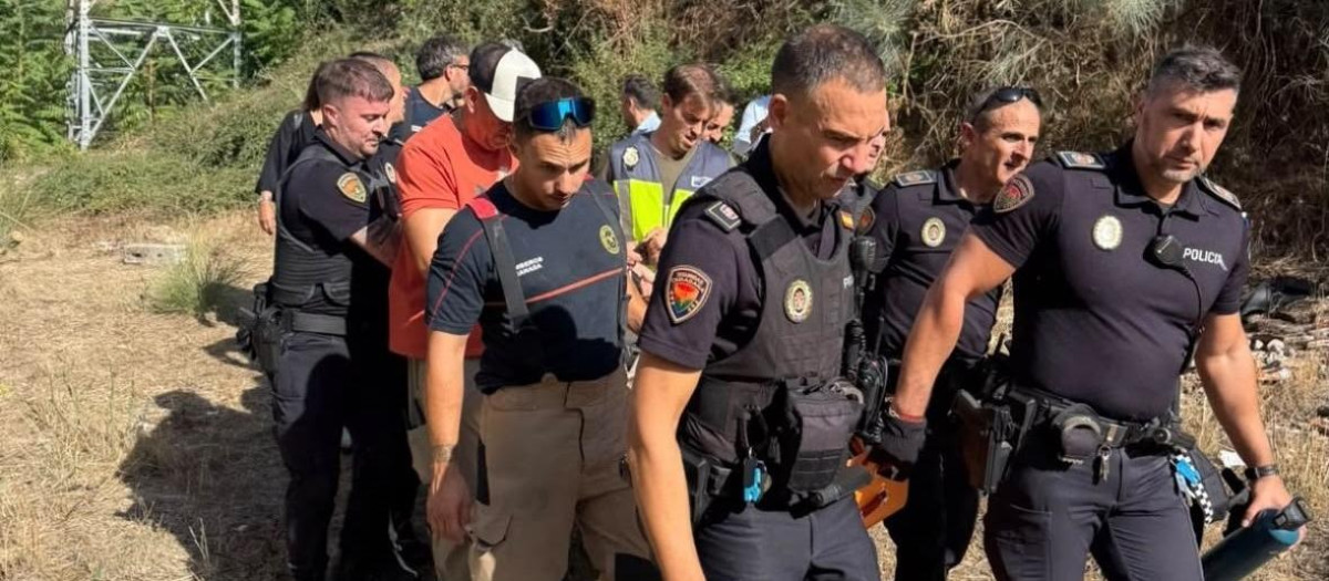 Agentes de la Policía Nacional y Local y bomberos, entre otros cuerpos, ayudan a trasladar a Pepe, de 92 años, tras hallarlo con vida y herido en un barranco de Haza Grande. Llevaba desaparecido desde el viernes por la mañana.

REMITIDA / HANDOUT por POLICÍA LOCAL DE GRANADA
Fotografía remitida a medios de comunicación exclusivamente para ilustrar la noticia a la que hace referencia la imagen, y citando la procedencia de la imagen en la firma
29/9/2026