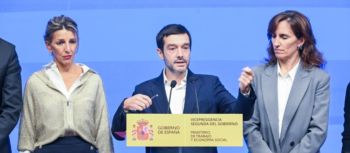 La vicepresidenta seguda y ministra de Trabajo y Economía Social, Yolanda Díaz; el ministro de Derechos Sociales, Consumo y Agenda 2030, Pablo Bustinduy, y la ministra de Sanidad, Mónica García