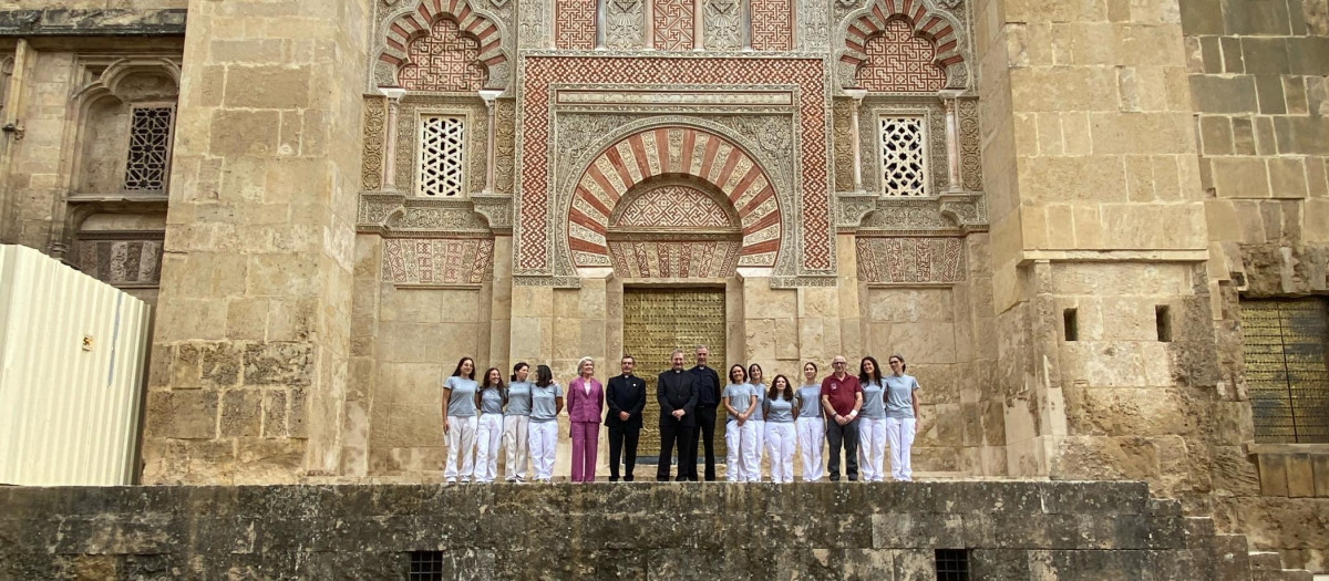 Representantes del Cabildo y del equipo técnico de la restauración de la puerta de San Ildefonso de la Mezquita Catedral de Córdoba