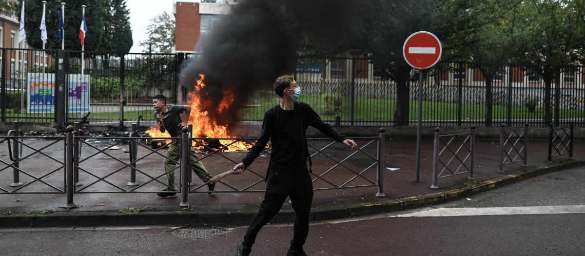 Dos jóvenes participan en las protestas estudiantiles en Francia