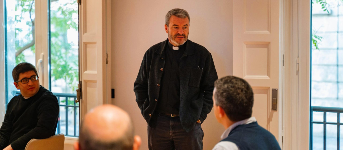 Un sacerdote participa en el seminario de la Fundación Tatiana