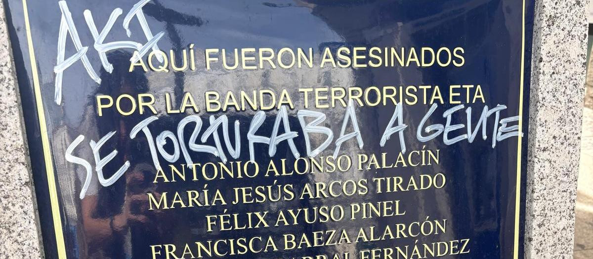 Placa de homenaje a los 13 asesinados por ETA en el atentado de la Cafetería Rolando