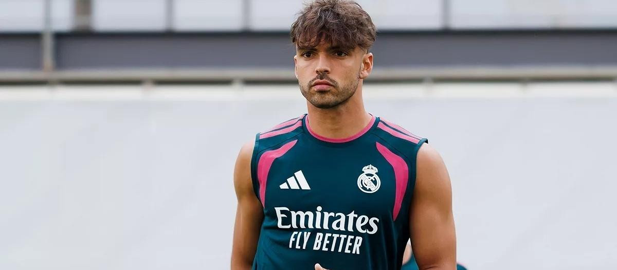 Raúl Asencio, en un entrenamiento con el Real Madrid