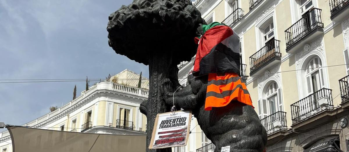 Estatua del Oso y el Madroño vandalizada por los acampados de la Puerta del Sol