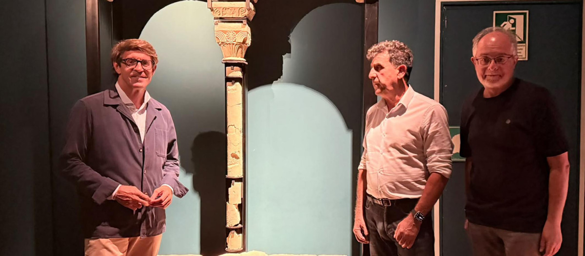 El diputado de Cultura, Juan de Dios Navarro, junto al ventanal gótico de la Pobla de Ifach