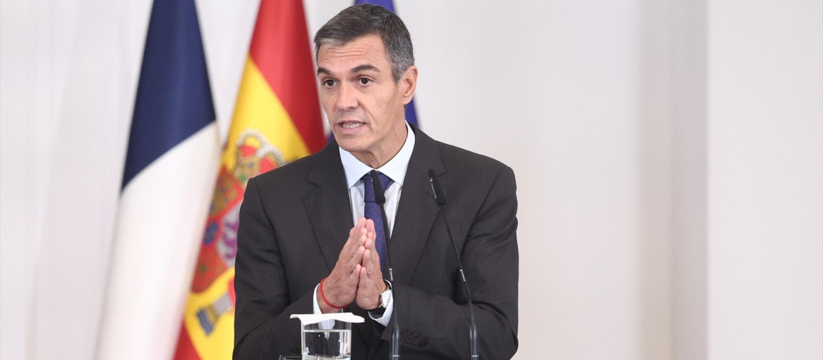 El presidente del Gobierno, Pedro Sánchez, en una rueda de prensa con Enmanuel Macron en Moncloa