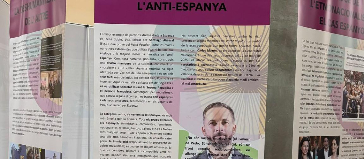 Imagen de uno de los carteles contra Vox en la universidad