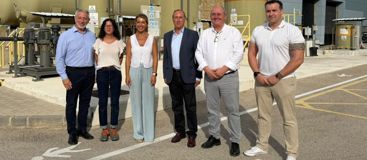 En el centro, el conseller del Mar y del Ciclo del Agua, Juan Manuel Lafuente, en la presentación de la desaladora de Andratx.
