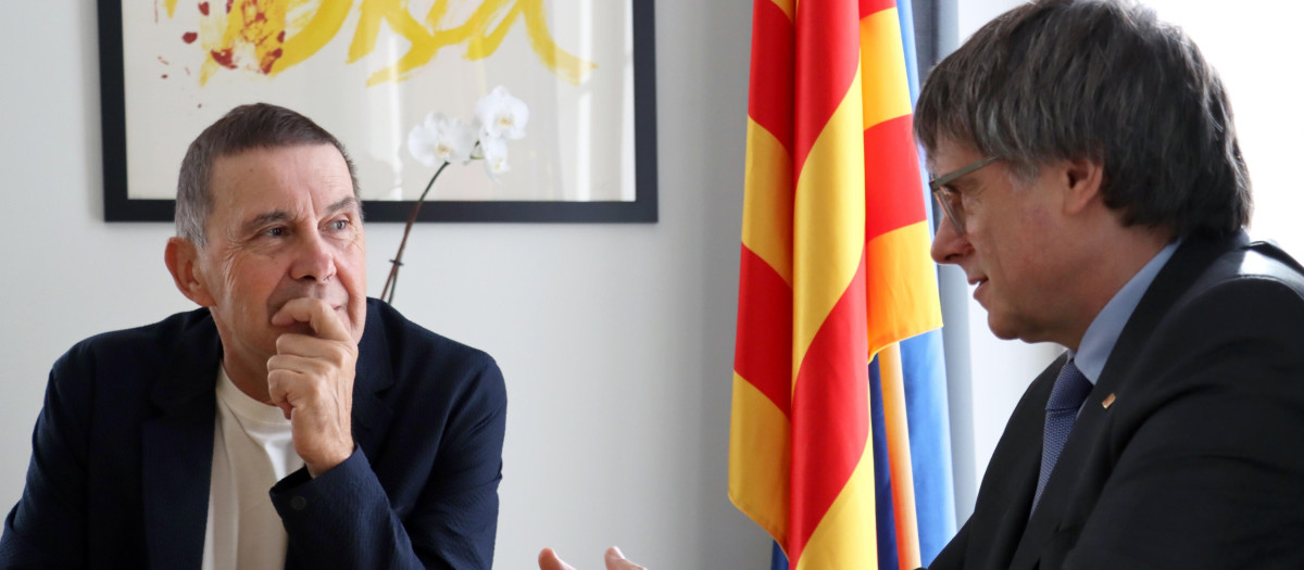 Arnaldo Otegi y Carles Puigdemont, en la reunión que han mantenido en Waterloo