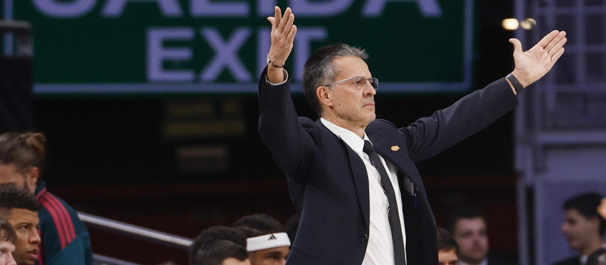 El entrenador del Real Madrid Pedro Martínez en el partido de la primera jornada de Liga ACB