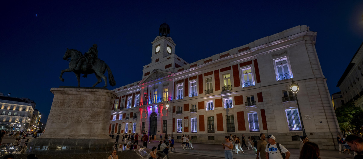 La Real Casa de Correos iluminada con los colores de la bandera de Ceuta