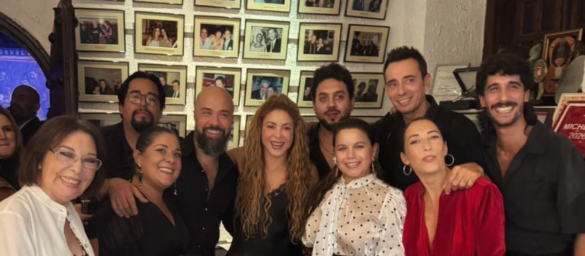 Shakira con el equipo del Corral de la Morería