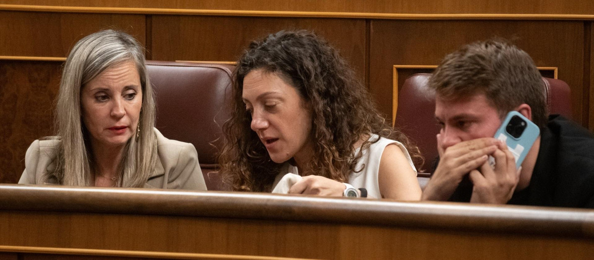 La portavoz de Sumar en el Congreso, Verónica Martínez Barbero (i) y la portavoz adjunta de Sumar en el Congreso y miembro de Comuns, Aina Vidal (c), durante una sesión plenaria en el Congreso de los Diputados, a 29 de septiembre de 2026, en Madrid (España). El Pleno del Congreso debatirá y votará hoy la toma en consideración de una proposición de ley del PP para acortar el tiempo de formación de los futuros jueces estableciendo un modelo intensivo de al menos nueve meses de programa formativo teórico-práctico, compatible con las prácticas tuteladas en órganos judiciales, y que sustituya a la etapa actual de sustitución y refuerzo.

Fernando Sánchez / Europa Press
29 SEPTIEMBRE 2026;PLENO;SESIÓN PLENARIA;CONGRESO;DIPUTADOS;
29/9/2026
