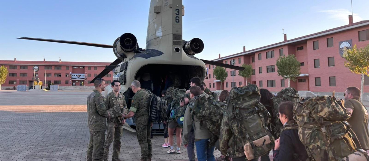 Un grupo de periodistas se dispone a subir a un helicóptero Chinook en el marco de las XXII Jornadas de Corresponsales de Guerra