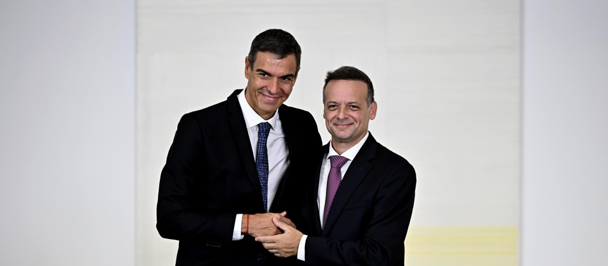 El presidente del Gobierno, Pedro Sánchez, recibe el 'Premio de la Democracia de la Ciudad de Atenas' de manos de su alcalde, Haris Doukas, este martes en el Complejo de la Moncloa en Madrid.